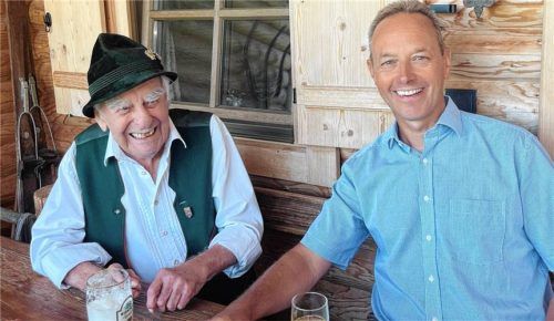 Gute Stimmung: Bürgermeister Anton Baumgartner (rechts) gratuliert dem sichtlich gut gelaunten Jubilar Konrad „Koni“ Bergmann zum 95. Geburtstag. Foto Wastl
