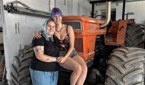 Hanna (links) und Vroni Wichtlhuber erzählen bei einem Besuch in der Werkstatt viele Geschichten über ihren Vater Hans und was sie mit den Traktoren planen. Fotos nägele