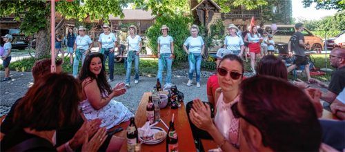 Hatte vorher schon einen Auftritt beim Bürgerhausjubiläum in Kolbermoor gehabt, ließ es sich aber nicht nehmen auch beim Familienfest in Pullach vorbeizuschauen: die Kolbermoorer Line Dance Gruppe. Foto Thomae