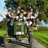 <p>Hauptsache Spaß: Auch mit dem Bulldog geht‘s mal auf zum Weinfest.</p>