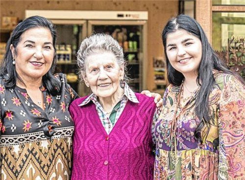 Herz und Seele des Kramerladens in Riedering: Irmgard Staber aus Riedering verstarb am 24. Juni im Alter von 97 Jahren. Den Laden führten in den vergangenen Jahren ihre Tochter Irmi (links) und Enkelin Sophia – die „Kramer Oma“ half aber weiterhin tatkräftig mit. Foto Achim Schmidt/privat