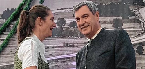 Herzliche Begrüßung: Ministerpräsident Dr. Markus Söder und Bernaus Bürgermeisterin Irene Biebl-Daiber bei den Bernauer Festlichkeiten.Foto Dachs