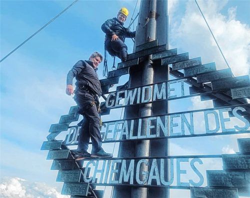 Hier ist er in seinem Element: Mit seinem Wartungsteam erledigt Franz Schaffner alljährlich anfallende Reparaturarbeiten am Chiemgaukreuz auf der Kampenwand, dessen Bau auf eine Idee seines Großvaters zurückgeht. Fotos oberkandler