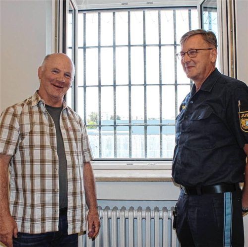 Hinter vergitterten Fenstern: Pater Walter Kirchmann (von links) und Johann Holzleitner, Leiter des allgemeinen Vollzugsdienstes in Mühldorf. Fotos Huckemeyer