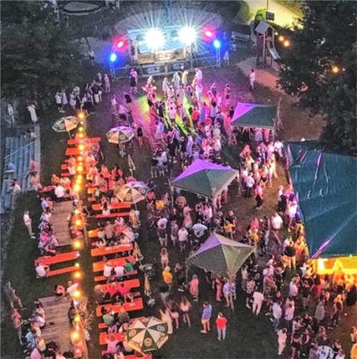Hohe Besucherzahlen und ausgelassene Stimmung bis weit nach Mitternacht prägten das Sommerfest am Seeufer. Foto SG Gollenshausen