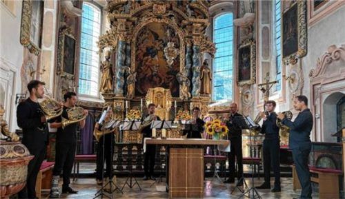 Hornoktett in Sachrang: (von links) Simon Moosrainer, Maximilian Schellenberger, Amelie Seiler, Noé Lehmann, Sebastian Lambert, Paul Pitzek, Finn Bohn und Matthijs Heugen. Foto kirchner