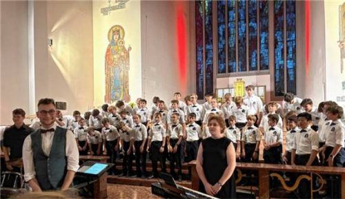 Im Altarraum von Christkönig: die Domspatzen und (vorne, von links) Schlagzeuger Levin Atzenbeck, Chorleiter Max Rädlinger und Luise Künzl. Foto prokop