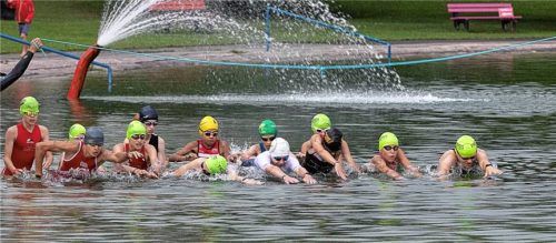 Im Flintsbacher Naturschwimmbad stürzten sich über 160 Teilnehmer ins Wasser. Die Schüler A und Jugend B legten 400 Meter zurück.Foto TSV Brannenburg