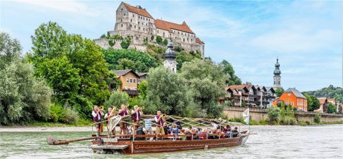 Im Mittelalter wurde auf den Plätten Salz transportiert. Heute genießt man auf den historischen Nachbauten ein außergewöhnliches Erlebnis mit herrlichen Ausblicken. Foto Burghauser Touristik GmbH, www.visit-burghausen.com