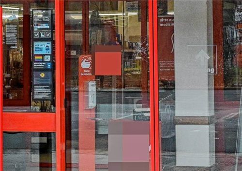 Im November 2024 versuchten Einbrecher, sich Zutritt zu einem Discounter in der Rosenheimer Isarstraße zu verschaffen. Der Einbruch missglückte, doch Fingerabdrücke an der Eingangstür führten die Polizei auf die Spur des vermeintlichen Täters. (Symbolbild) Foto Imago/Philipp Mann/HärtelPRESS