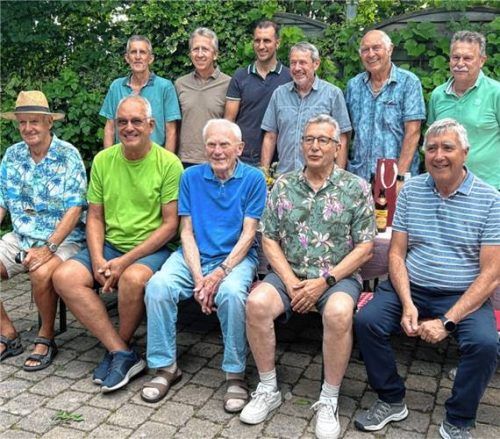 Im Rahmen eines Grillfestes stellten sich ehemalige Spieler des SV Schloßberg-Stephanskirchen dem Fotografen.

Foto ehrlich