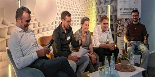 Im zweiten Teil des W³ 2.0 Kanapee-Gesprächs diskutierten (von links) Alois Loferer (Bürgermeister des Marktes Bad Endorf), Tayfun Samli (Projektleitung W³ 2.0), Alexandra Burgmaier (stellvertretende Landrätin des Landkreises Rosenheim), Ludwig Hartmann (Vizepräsident des Bayerischen Landtags) sowie Ahmet Aydin mit dem Publikum über Demokratie, politische Teilhabe und gesellschaftlichen Zusammenhalt. Foto W³ 2.0