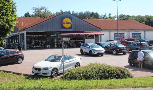 In Chieming hat der Gemeinderat mehrheitlich den Weg für den Abriss und Neubau des bestehenden Lidl-Marktes in Egerer freigemacht. Foto Zandl