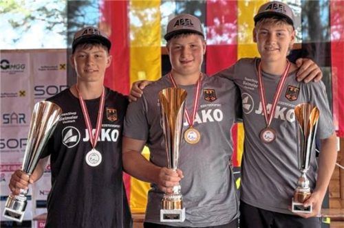 In der U16-Klasse war die deutsche Mannschaft nicht zu bezwingen: Marinus Baumann vom SV Ostermünchen (Mitte) holte sich den Titel.Foto Albert Kamhuber