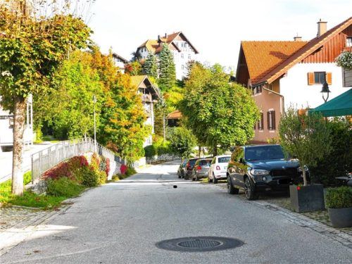 In Kiefersfelden gibt es viele Ferienwohnungen oder Zweitwohnsitze wie hier im Bereich des Dorfkerns. Foto Hoffmann