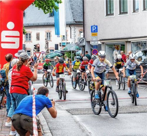 In Prien hat der Radfahrverein RFV 1893 zum dritten Mal den MTB City-Cross „Rund um den Priener Marktplatz“ ausgetragen. Foto re