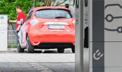 In Schleching ist intensiv über die Anschaffung einer schnellen E-Ladesäule debattiert worden. Der Gemeinderat beriet über eine Investition von 75.000 Euro. Vor allem die Standortfrage und die Rentabilität sorgten für Diskussionen.Foto (Symbolfoto) dpa