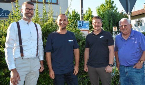 In unmittelbarer Nähe des Grassauer Gasthofs „Zur Post“ gibt es eine „Traudlstation“. Bürgermeister Stefan Kattari (von links), Tobias Gasteiger, Sebastian Schallinger, Abteilungsleiter Mobilität im Landratsamt, und Seniorenreferent Franz Heuberger sind vom Nutzen des Rufbusses überzeugt. Foto Eder