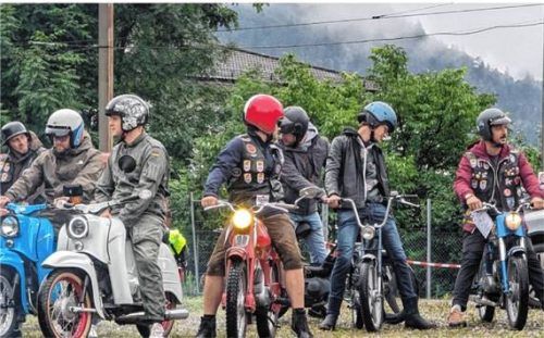 In zwei Wochen knattern in Kiefersfelden wieder die Zweitakter. Der Verein „Zwoadagda“ lädt zum beliebten Zweirad-Oldtimer-Treffen ein. Foto Franz Hoffmann