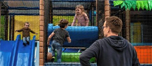 Indoorspielplätze bieten auch an Regentagen viel Raum für Bewegung und gemeinsames Spielen. Fotos KI