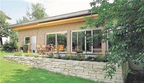 Innen viel Raum auf einer Ebene, außen viel Grün: Wohnen im Bungalow. Foto SchwörerHaus/J. Lippert