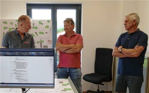 Interessiert hören der langjährige Inzeller Bürgermeister Hans Egger (von rechts) und der aktuelle Dritte Bürgermeister Richard Hütter den Ausführungen des Geschäftsführers der Stromversorgung Inzell, Willi Eicher, in Bezug auf das Inzeller Stromnetz zu. Foto  Wegscheider