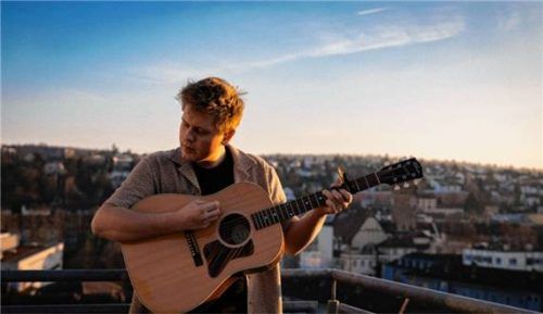 Jonas Gavriil bringt – gemeinsam mit seinem Schlagzeuger Marco Sperling – die Songs seines im Mai erschienenen Debütalbums, auf die Bühne. Er verbindet Piano, Gitarre, Percussion und Gesang zu einem intensiven Live-Erlebnis.Foto re