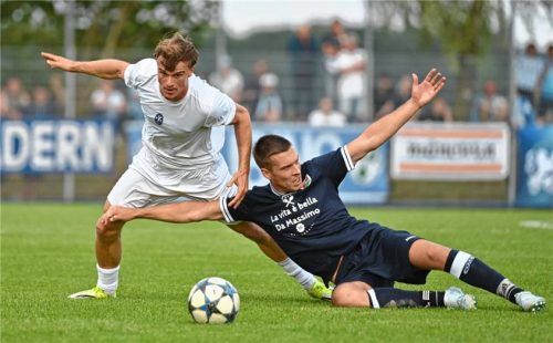 Julian Bell (links) feierte seinen ersten Pflichtspieleinsatz für seine Löwen im bayerischen Toto-Pokal. Foto Imago