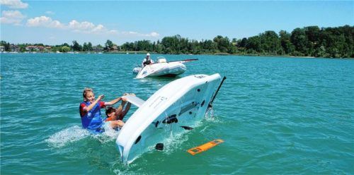 Jungsegler stellen im Rahmen der Roadshow ein gekentertes Übungsboot wieder auf. Foto Wastl