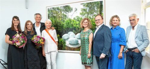 Kamen zur Eröffnung: (von links) die Laudatorin Dr. Maria Schindelegger, Inge Fricke vom Kulturförderverein, der Künstler Nils-Udo und seine Gattin Liesa Pflugfelder, Kulturreferentin Karina Dingler, Bürgermeister Andreas Friedrich, die Kulturreferentin des Landkreises, Anke Hellmann, und der Vorsitzende des Kulturfördervereins Georg Klampfleuthner. Foto Berger