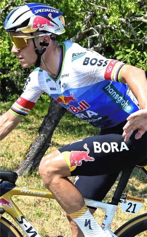 Keinen Sturz riskieren: Remco Evenepoel hält bei der fünften Etappe der Tour de France die anderen Fahrer auf Abstand.Foto IMAGO