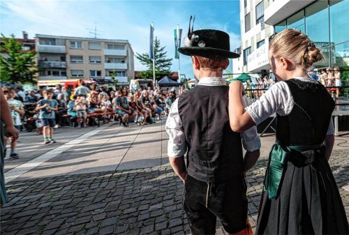 Kinder in Tracht stehen beim Neubürgerempfang in Kolbermoor auf dem Rathausplatz vor den Zuschauern. Foto Thomae