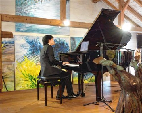 Kit Armstrong am Flügel in Hafendorf.Foto füchtner
