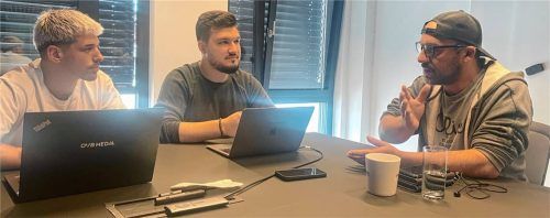 Kreis-Spielleiter Chris Sofis (re.) gibt im Gespräch mit der OVB-Sportredaktion und beinschuss.de Einblicke hinter die Kulissen beim Bayerischen Fußball-Verband – hier im Gespräch mit Leon Simeth (li.) und Cihad Kökten.Foto Neumeier