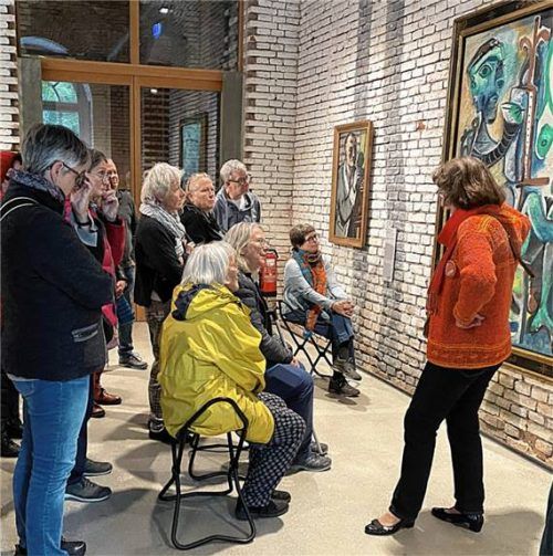 Kunsthistorikerin Christiane Hufnagel bei einer Führung durch die Ausstellung „Königsklasse“. Foto lehle