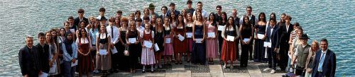 Landrat Otto Lederer (links) ehrt gemeinsam mit Petra Burkhardt (Zweite von rechts) und Schulamtsdirektor Markus Kinzelmann (rechts) die besten Mittelschülerinnen und Mittelschüler des Landkreises auf Schloss Hartmannsberg. Foto Landratsamt Rosenheim