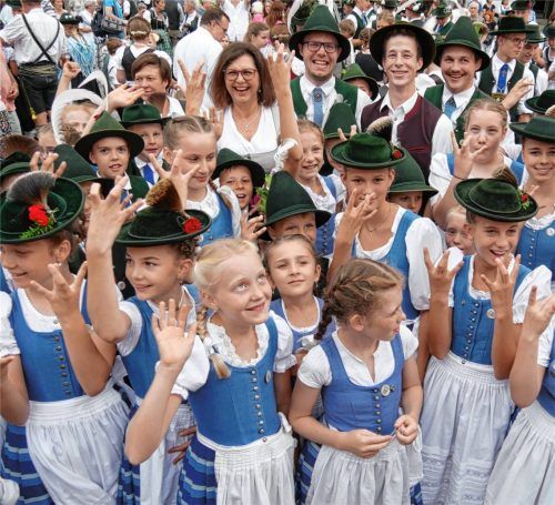 Landtagspräsidentin Ilse Aigner inmitten der Trachtenjugend des Heimatvereins Westerham beim Gautag in Rosenheim