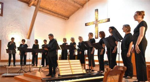 Leben, Liebe und Vergänglichkeit: Sprecher Alexander Fietz (Mitte) mit dem Vokalensemble „Canto delle Dame“ während des Auftritts. Foto Wunderlich