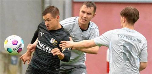 Letzte Saison spielten die SG Tüßling-Teising (Nico Kastenhuber links) und der TSV Waging (Lukas Schmid, Mitte) in unterschiedlichen Kreisligen – nun bestreiten sie das erste Match der neuen Spielzeit.Foto Christian Butzhammer