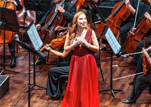 Lidia Fridmann sang voller Leidenschaft und mit dunkelglühendem Sopran Stücke aus „Wozzeck“ von Alban Berg. Foto SCHEFFOLD MEDIA