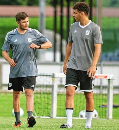 Lucas Bögl im Juni 2026: Als Athletiktrainer (links) macht er die Spieler des SV Kirchanschöring fit. Foto Christian Butzhammer