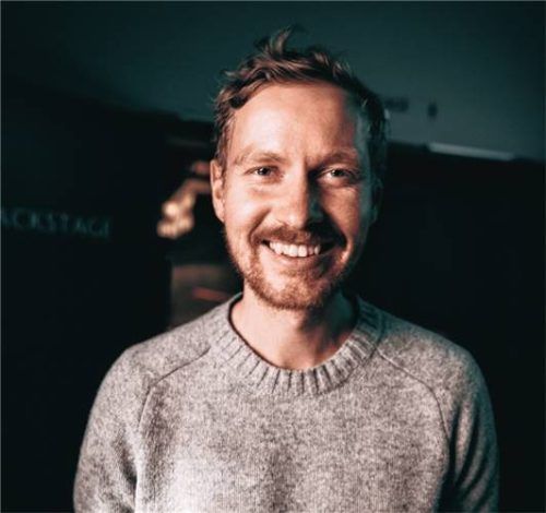 Lukas Roth freut sich auf DOTA und Dreiviertelblut, die im Oktober in Bad Endorf spielen.Foto RE