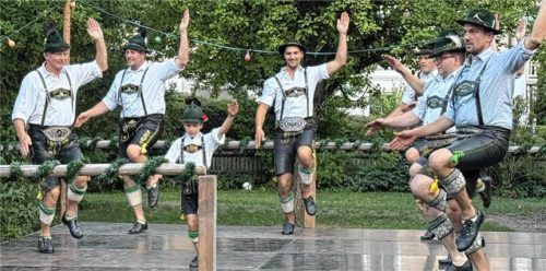 Männer und ein Kind in Tracht führen auf der Bühne einen Tanz auf. Foto GTEV D'Hartseer Eggstätt
