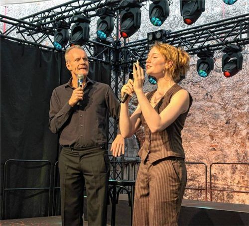 Mal nah beieinander, mal weit vom anderen entfernt, mal Gift und Galle, mal Verständnis und Zuneigung: In zwei Stunden brachten Toni und Max Uthoff den Konflikt und das Miteinander ihrer Generationen zur Sprache. Wenn es sein musste, redeten beide auch gleichzeitig. Foto Honervogt