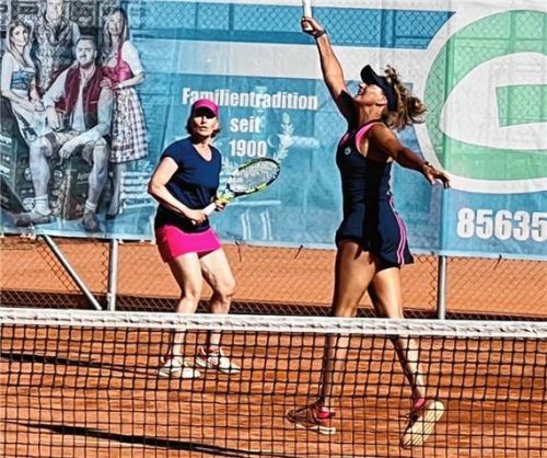 Manuela Forster (links) und Kerstin Peick zeigten eine starke Leistung im Einzel und im Doppel. Foto Dangl