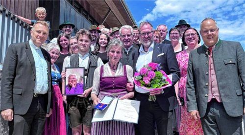 Frau Fölsl (Mitte) wurde für ihr jahrzehntelanges Engagement mit der Bundesverdienstmedaille ausgezeichnet. Landratsamt Traunstein