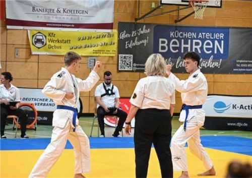 Maximilian Kellermann (rechts) und Jakob Althaus in Kampfhaltung. Fotos Ju-Jutsu Rosenheim