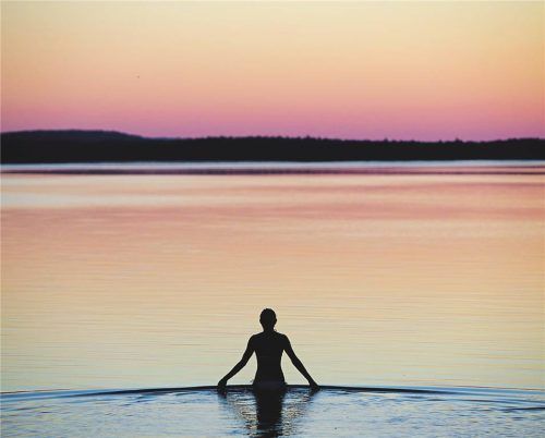 Mehr als nur ein Sonnenuntergang: Auch Hobbyfotografen können aus Urlaubsfotos Kunstwerke machen. Fotos picture Alliance/dpa-tmn, Imago/zoonar, Get your Guide