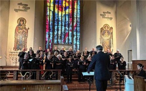 Michael Anderl dirigierte den Chor Vox Regalis. Foto Kirchner