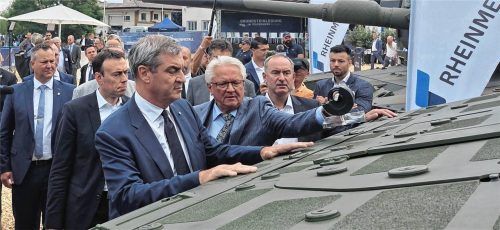 Ministerpräsident Markus Söder (links) bei der Grundsteinlegung von Rheinmetall in Aschau am Inn: CEO Armin Papperger (Zweiter von links) stellt einen Panzer vor, rechts neben ihm Bayerns Wirtschaftsminister Hubert Aiwanger. Ganz links Aschaus Bürgermeister Christian Weyrich. Fotos Birkhof
